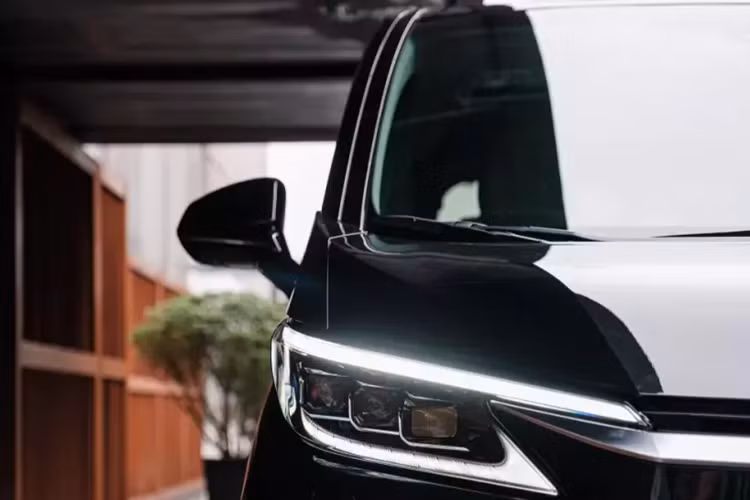 Ở bên sườn, Lexus LM 2024 tại Việt Nam có những đường dập gân sắc sảo hơn. Trong khi đó, khu vực phía sau xe được bổ sung cụm đèn hậu LED mới với thiết kế vắt ngang đuôi xe và tem chữ nổi "Lexus" thay cho logo hãng. Ngoài ra, mẫu MPV cỡ lớn này còn có nhiều chi tiết mạ crôm nhằm tạo cảm giác sang trọng như nẹp trên cản trước, cản sau, bệ cửa, nẹp chạy dọc theo nóc xe và đường chân kính.