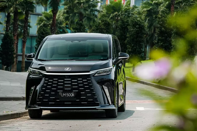 Các trang bị đáng chú ý khác như; tự động giảm tốc độ khi ôm cua, cảnh báo lệch làn đường tích hợp hỗ trợ giữ làn đường, hỗ trợ chuyển làn đường, hỗ trợ đỗ xe, camera 360 độ. Với giá bán từ 7,29 - 8,71 tỷ đồng, Lexus LM 2024 đương nhiên không phải là mẫu xe dành cho số đông.