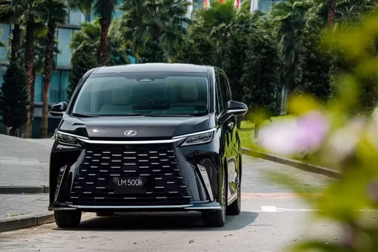 Các trang bị đáng chú ý khác như; tự động giảm tốc độ khi ôm cua, cảnh báo lệch làn đường tích hợp hỗ trợ giữ làn đường, hỗ trợ chuyển làn đường, hỗ trợ đỗ xe, camera 360 độ. Với giá bán từ 7,29 - 8,71 tỷ đồng, Lexus LM 2024 đương nhiên không phải là mẫu xe dành cho số đông.