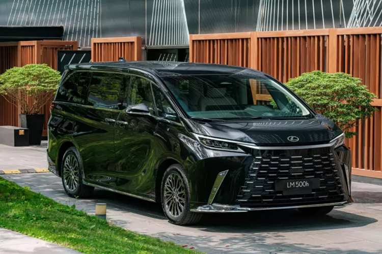 Lexus Việt Nam đã chính thức giới thiệu LM thế hệ mới với khách hàng trong nước. Ở thị trường Việt Nam, mẫu MPV hạng sang Lexus LM 2024 mới chỉ có 1 phiên bản là LM 500h với 2 cấu hình nội thất là 6 chỗ và 4 chỗ. Giá xe Lexus LM 500h 2024 khởi điểm từ 7,29 tỷ đồng với cấu hình 6 chỗ và 8,71 tỷ đồng với cấu hình 4 chỗ.