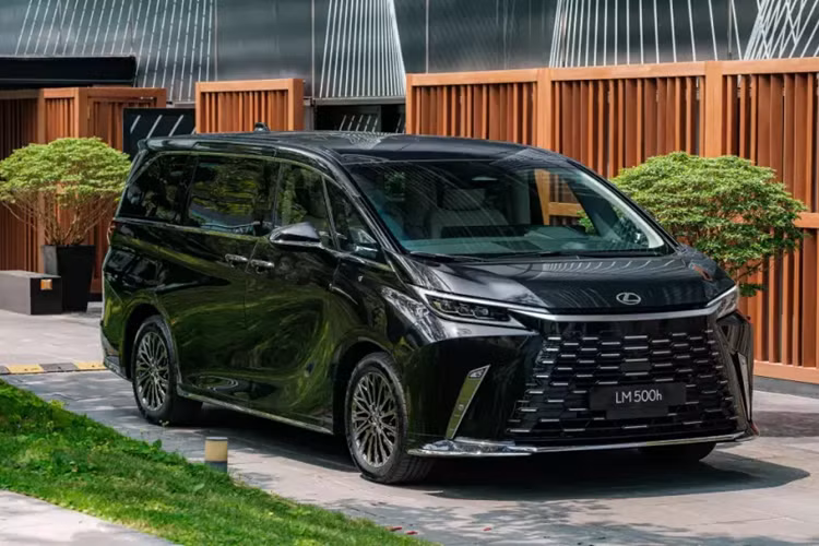 Lexus Việt Nam đã chính thức giới thiệu LM thế hệ mới với khách hàng trong nước. Ở thị trường Việt Nam, mẫu MPV hạng sang Lexus LM 2024 mới chỉ có 1 phiên bản là LM 500h với 2 cấu hình nội thất là 6 chỗ và 4 chỗ. Giá xe Lexus LM 500h 2024 khởi điểm từ 7,29 tỷ đồng với cấu hình 6 chỗ và 8,71 tỷ đồng với cấu hình 4 chỗ.