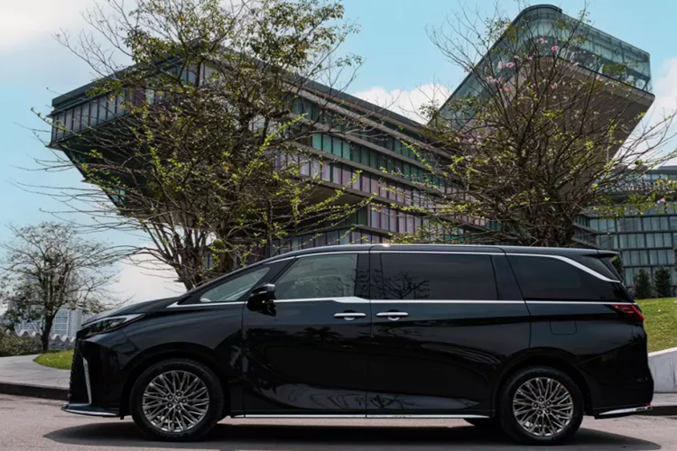 Chính thức ra mắt thị trường toàn cầu vào hồi tháng 4/2023, Lexus LM thế hệ thứ 2 tiếp tục dùng chung cơ sở gầm bệ TNGA (GA-K) với Toyota Alphard mới. Xe sở hữu kích thước dài x rộng x cao lần lượt là 5.125 x 1.890 x 1.955 mm và chiều dài cơ sở đạt 3.000 mm. So với thế hệ cũ, xe dài hơn 85 mm, rộng hơn 40 mm và cao hơn 10 mm.