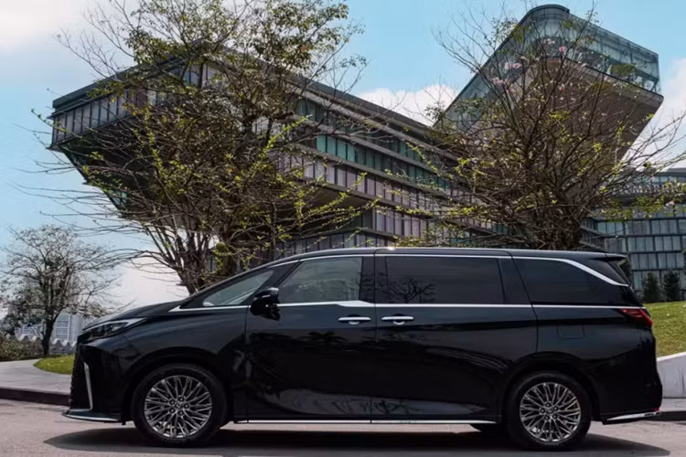 Chính thức ra mắt thị trường toàn cầu vào hồi tháng 4/2023, Lexus LM thế hệ thứ 2 tiếp tục dùng chung cơ sở gầm bệ TNGA (GA-K) với Toyota Alphard mới. Xe sở hữu kích thước dài x rộng x cao lần lượt là 5.125 x 1.890 x 1.955 mm và chiều dài cơ sở đạt 3.000 mm. So với thế hệ cũ, xe dài hơn 85 mm, rộng hơn 40 mm và cao hơn 10 mm.