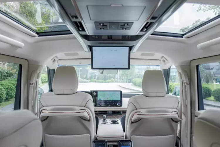 Với cấu hình 6 chỗ, xe sở hữu hàng ghế thứ 2 chỉnh điện và hàng ghế thứ 3 chỉnh cơ 4 hướng, màn hình giải trí 14 inch treo trên trần xe và hệ thống âm thanh 21 loa. Ở cấu hình 4 chỗ, xe được trang bị 2 ghế thương gia phía sau có đủ các tính năng sưởi, làm mát, chỉnh điện, massage đồng thời đi kèm tủ lạnh chứa rượu và ly... kèm vách ngăn có màn hình 48 inch và hệ thống âm thanh 23 loa để phục vụ nhu cầu giải trí.