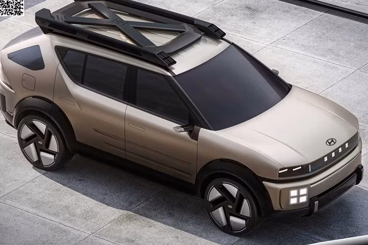 Điểm nhấn của ngôn ngữ này là ký hiệu “+” thể hiện trên cụm đèn của xe, đóng vai trò như đặc điểm nhận diện riêng cho các dòng xe chạy pin nhiên liệu Hydro (FCEV) của hãng. Initium Concept lấy cảm hứng từ SUV mang đến sự kết hợp giữa cuộc sống đô thị và tính năng mạnh mẽ cho các chuyến phiêu lưu ngoài trời.