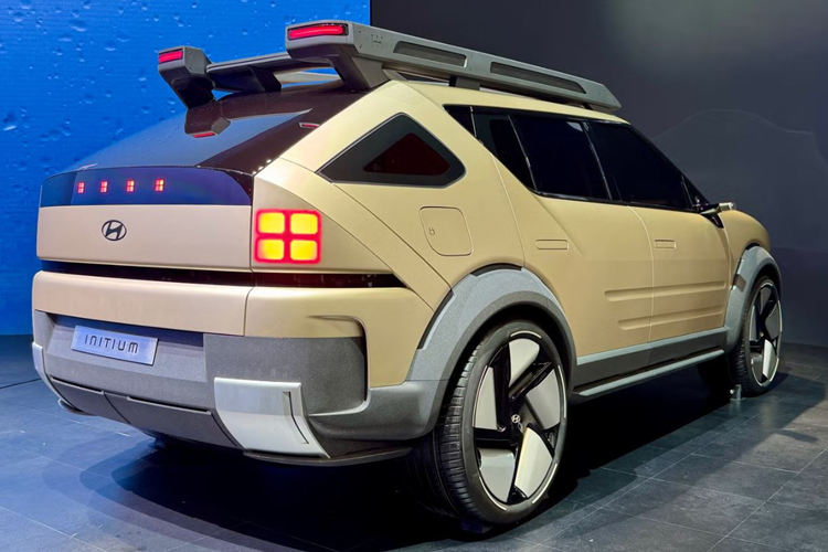 Giờ đây, Hyundai tiếp tục mở rộng tham vọng với công nghệ Hydro thông qua việc ra mắt mẫu xe concept mới mang tên Hyundai Initium chạy pin hydro, thể hiện rõ cam kết của hãng với tương lai bền vững.