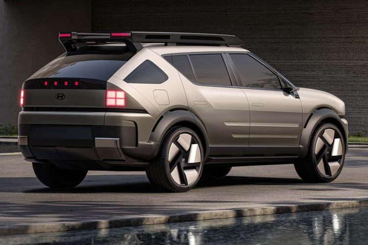 Ngoài ra, bộ mâm hợp kim khí động học 21 inch giúp Initium Concept thêm phần cơ bắp, trong khi kính sau của xe lại gợi nhớ đến mẫu Pontiac Aztec. Ở phía sau, Initium sở hữu thiết kế cửa hậu gọn gàng với cụm đèn hậu ký hiệu “+” và đèn phanh LED bốn điểm, biểu tượng chữ “H” trong mã Morse - một đặc điểm đặc trưng của Hyundai trong các mẫu xe mới nhất.