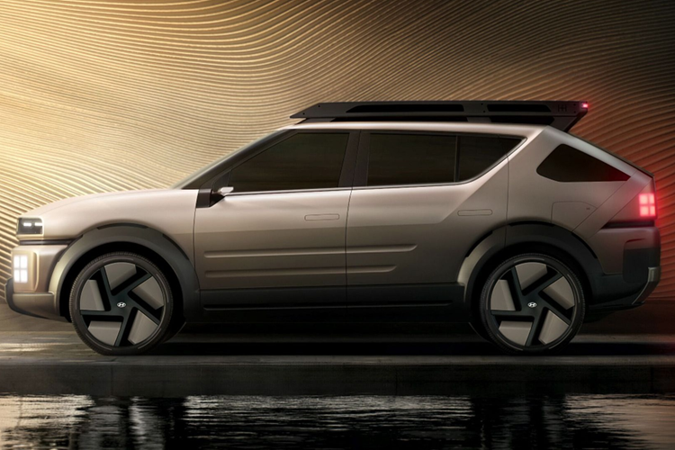 Thiết kế của Initium có nắp ca-pô phẳng, phần đầu xe mạnh mẽ với chi tiết ốp cứng cáp và các nếp gấp nổi bật trên thân xe, tạo cảm giác bền bỉ và hiện đại. Giá nóc xe với các chi tiết đèn chiếu sáng tạo nên vẻ ngoài độc đáo, dù có thể sẽ không hợp pháp tại một số quốc gia khi xe lưu hành trong phân khúc xe chở khách (PV).