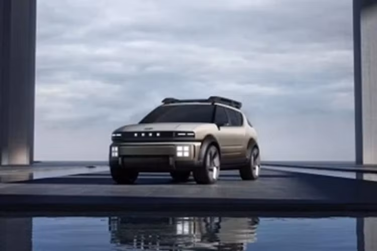 Theo tiếng Latin, “Initium” có nghĩa là khởi đầu, tượng trưng cho bước tiến mới của Hyundai sau 27 năm nghiên cứu và phát triển công nghệ pin nhiên liệu Hydro. Initium Concept ra đời cùng ngôn ngữ thiết kế mới “Nghệ Thuật Thép,” đại diện cho tầm nhìn phát triển dòng xe Hydro của Hyundai trong tương lai.