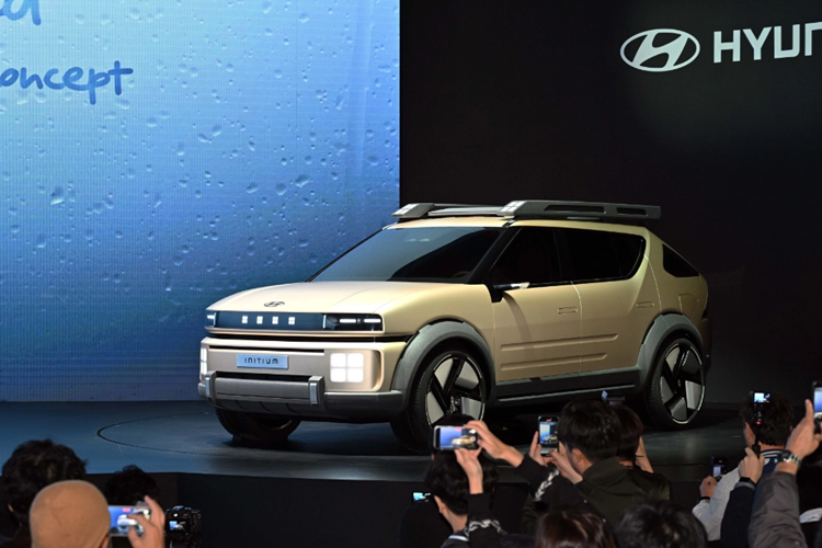 Điểm nổi bật nhất của Initium Concept chính là hệ thống truyền động Hydro, cho phép xe di chuyển lên tới 650 km chỉ với một lần nạp nhiên liệu. Pin nhiên liệu tạo ra điện để sạc pin dung lượng lớn, cung cấp năng lượng cho động cơ điện 150 kW (201 mã lực).