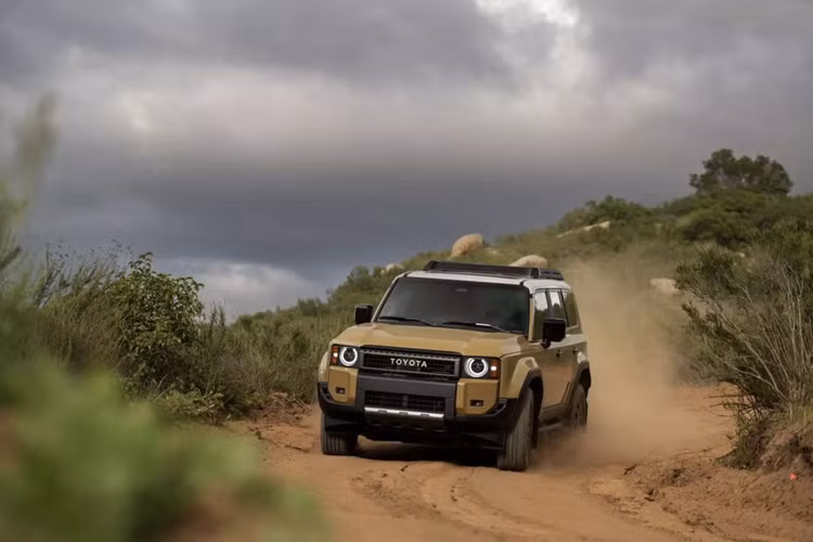 Khi Toyota Land Cruiser 2024 ra mắt thị trường Bắc Mỹ người tiêu dùng tại đây rất phấn khích và mong chờ, theo Carscoops. Nhận thấy sức hút của Toyota Land Cruiser 2024, các đại lý đã nhân cơ hội này tính thêm hàng chục nghìn USD vào giá bán.