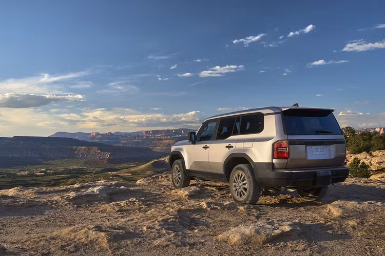 Tình trạng các đại lý “thổi giá” xe lên cao không chỉ xảy ra với Toyota Land Cruiser 2024. Theo ghi nhận, hầu hết đại lý tại Mỹ đều đang cộng thêm một khoản phí lớn vào giá xe khi đến tay khách hàng, điển hình như mẫu Dodge Challengers và Ford Mustang cho đến cả những chiếc Hyundai Ioniq 5 N.