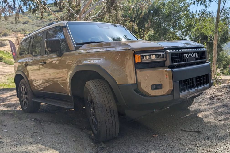 Tương tự, đại lý Toyota of Palo Alto của Magnussen đang cung cấp 2 chiếc Land Cruiser First Edition với giá bán 93.304 USD (2,37 tỷ đồng) và 92.473 USD (2,35 tỷ đồng), mặc dù thực tế giá niêm yết của chúng chỉ 77.305 USD (1,96 tỷ đồng) và 77.474 USD (1,97 tỷ đồng).