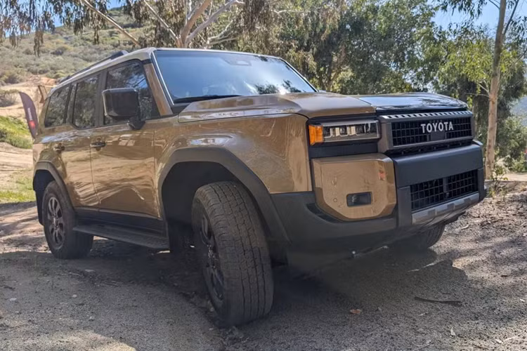 Tương tự, đại lý Toyota of Palo Alto của Magnussen đang cung cấp 2 chiếc Land Cruiser First Edition với giá bán 93.304 USD (2,37 tỷ đồng) và 92.473 USD (2,35 tỷ đồng), mặc dù thực tế giá niêm yết của chúng chỉ 77.305 USD (1,96 tỷ đồng) và 77.474 USD (1,97 tỷ đồng).