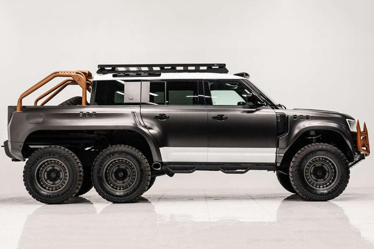 Phía trên, xe được trang bị giá nóc và bộ đèn trợ sáng. Ngoài ra, bản độ này còn được bổ sung thanh thể thao, tấm ốp bảo vệ khung gầm và bậc lên xuống. Land Rover Defender được trang bị động cơ V8 siêu nạp 5.0 lít, sản sinh công suất 518 mã lực và mô-men xoắn 625 Nm.