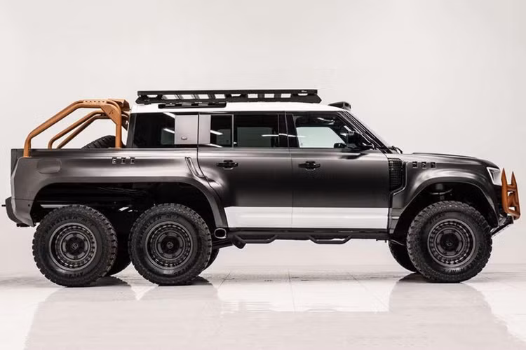 Phía trên, xe được trang bị giá nóc và bộ đèn trợ sáng. Ngoài ra, bản độ này còn được bổ sung thanh thể thao, tấm ốp bảo vệ khung gầm và bậc lên xuống. Land Rover Defender được trang bị động cơ V8 siêu nạp 5.0 lít, sản sinh công suất 518 mã lực và mô-men xoắn 625 Nm.