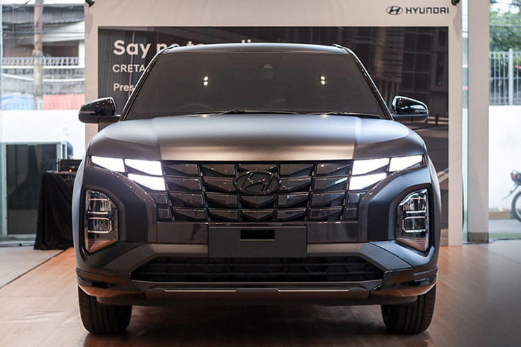 Khu vực lưới tản nhiệt, hốc bánh xe, gương chiếu hậu, giá chằng đồ gắn trần cũng được chuyển sang giao diện tối màu. Ngoài những thay đổi trên, ngoại thất của xe vẫn giữ nguyên như bản tiêu chuẩn.