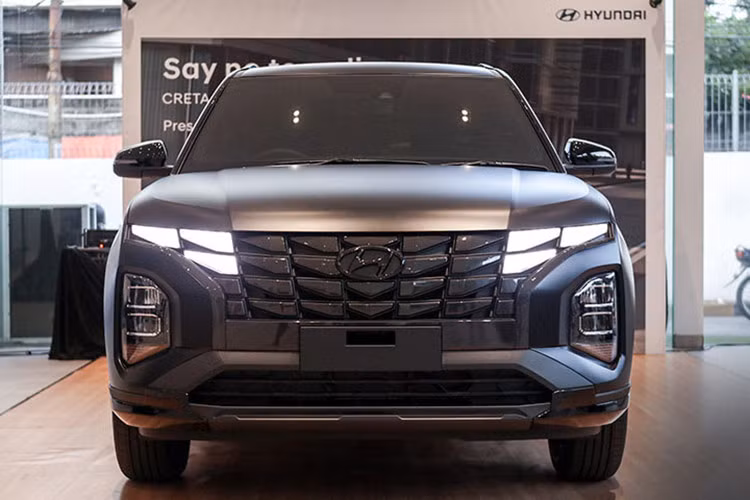 Khu vực lưới tản nhiệt, hốc bánh xe, gương chiếu hậu, giá chằng đồ gắn trần cũng được chuyển sang giao diện tối màu. Ngoài những thay đổi trên, ngoại thất của xe vẫn giữ nguyên như bản tiêu chuẩn.