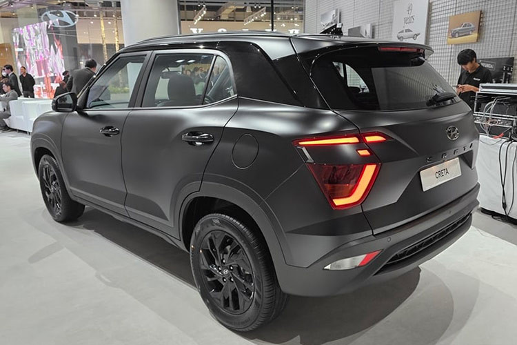 Mẫu xe SUV cỡ B Hyundai Creta Alpha 2024 vẫn sở hữu kích thước dài x rộng x cao là 4.315 x 1.790 x 1.630 mm và chiều dài cơ sở 2.610 mm. So với bản tiêu chuẩn, Creta Alpha có ngoại thất thể thao hơn đi cùng màu sơn đen nhám cá tính.