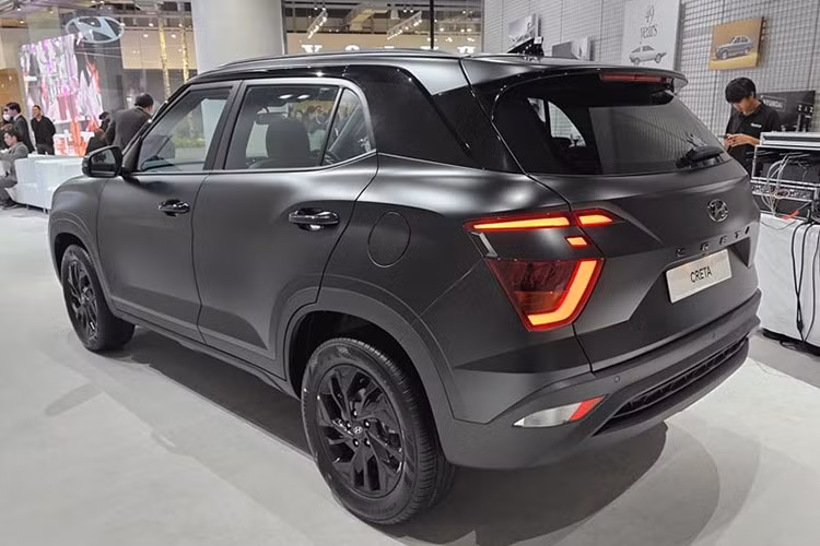 Mẫu xe SUV cỡ B Hyundai Creta Alpha 2024 vẫn sở hữu kích thước dài x rộng x cao là 4.315 x 1.790 x 1.630 mm và chiều dài cơ sở 2.610 mm. So với bản tiêu chuẩn, Creta Alpha có ngoại thất thể thao hơn đi cùng màu sơn đen nhám cá tính.