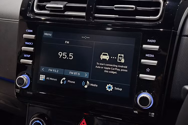 Ngoài ra, Creta Alpha còn có hệ thống đèn viền nội thất - Ambient Light, điều hòa tự động, cửa gió cho hành khách phía sau, khởi động động cơ từ xa, phanh tay điện tử, cửa sổ trời toàn cảnh Panoramic Sunroof đóng mở bằng điện,...