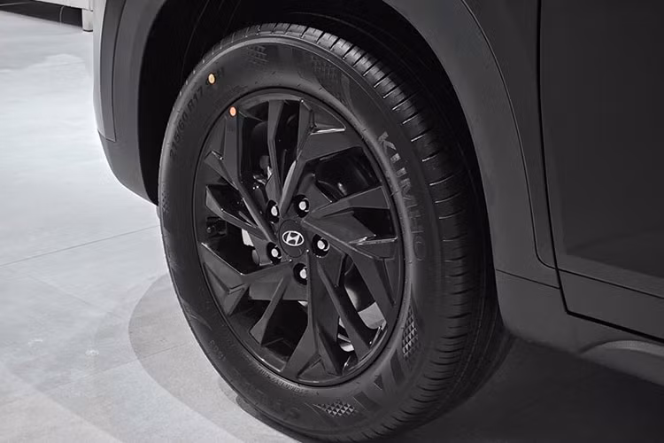 Xe được trang bị bộ mâm hợp kim 17 inch đi cùng lốp 215/60 R17 tối màu thửa riêng cho bản này. Ngoài ra còn có lốp dự phòng cỡ lớn, ăng-ten vây cá mập… đèn pha LED tự động, đèn LED chạy ban ngày, đèn hậu và đèn phanh LED