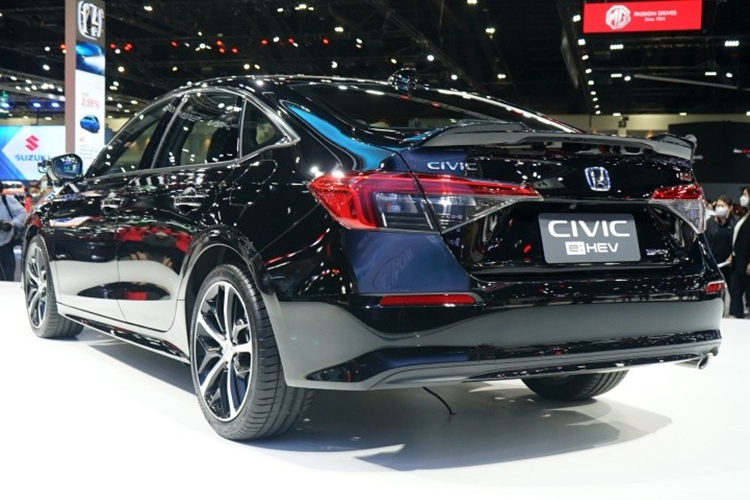 Đặc biệt, Honda Civic e:HEV có lượng xăng tiêu thụ khá thấp, cụ thể là 55,55 km/lít (1,8 lít/100 km) trong đô thị, 18,86 km/lít (5,3 lít/100 km) ngoài đô thị và 25 km/lít (4 lít/100 km) đường kết hợp.
