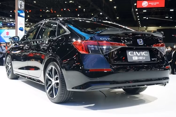Đặc biệt, Honda Civic e:HEV có lượng xăng tiêu thụ khá thấp, cụ thể là 55,55 km/lít (1,8 lít/100 km) trong đô thị, 18,86 km/lít (5,3 lít/100 km) ngoài đô thị và 25 km/lít (4 lít/100 km) đường kết hợp.