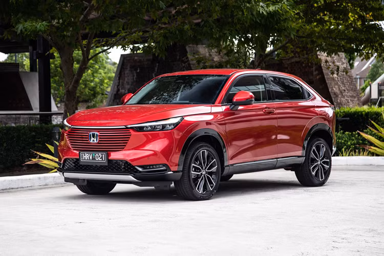 Lượng xăng tiêu thụ trung bình của Honda HR-V e:HEV là 25,6 km/lít (khoảng 3,9 lít/100 km). Hệ truyền động e:HEV kể trên có 3 chế độ chính, bao gồm EV, Hybrid Drive và Engine Drive. Bên cạnh đó, xe còn có 3 chế độ lái là Econ, Normal và Sport.
