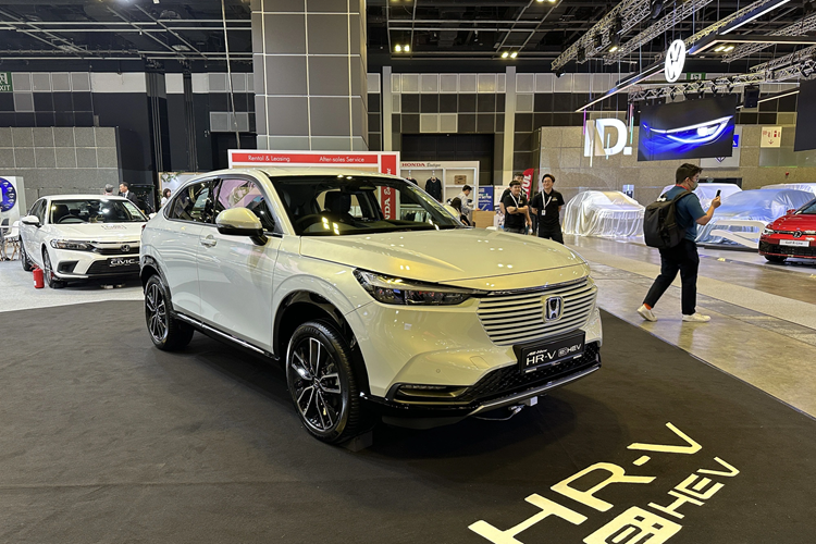 Đầu tiên là Honda HR-V e:HEV 2024 mới với hệ truyền động hybrid bao gồm máy xăng Atkinson Cycle 4 xi-lanh, dung tích 1.5L, 2 mô-tơ điện và hộp số E-CVT, tạo ra công suất tổng cộng 131 mã lực cùng mô-men xoắn cực đại 252 Nm. Ngoài ra, mẫu SUV cỡ B này còn dùng cụm pin lithium-ion có thể sạc tự động khi xe đang chạy.