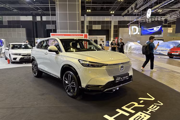 Đầu tiên là Honda HR-V e:HEV 2024 mới với hệ truyền động hybrid bao gồm máy xăng Atkinson Cycle 4 xi-lanh, dung tích 1.5L, 2 mô-tơ điện và hộp số E-CVT, tạo ra công suất tổng cộng 131 mã lực cùng mô-men xoắn cực đại 252 Nm. Ngoài ra, mẫu SUV cỡ B này còn dùng cụm pin lithium-ion có thể sạc tự động khi xe đang chạy.