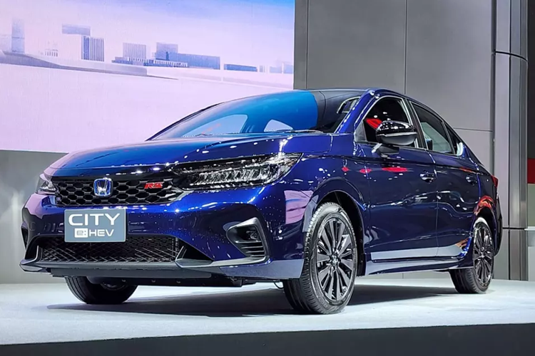 Trong khi đó, Honda City e:HEV dùng máy xăng Atkinson Cycle 4 xi-lanh, dung tích 1.5L với công suất tối đa 98 mã lực tại tua máy 5.600 - 6.400 vòng/phút và mô-men xoắn cực đại 127 Nm tại tua máy 4.500 - 5.000 vòng/phút. Động cơ này kết hợp với 2 mô-tơ điện mạnh 109 mã lực và 253 Nm cũng như hộp số e-CVT.