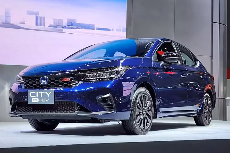 Trong khi đó, Honda City e:HEV dùng máy xăng Atkinson Cycle 4 xi-lanh, dung tích 1.5L với công suất tối đa 98 mã lực tại tua máy 5.600 - 6.400 vòng/phút và mô-men xoắn cực đại 127 Nm tại tua máy 4.500 - 5.000 vòng/phút. Động cơ này kết hợp với 2 mô-tơ điện mạnh 109 mã lực và 253 Nm cũng như hộp số e-CVT.