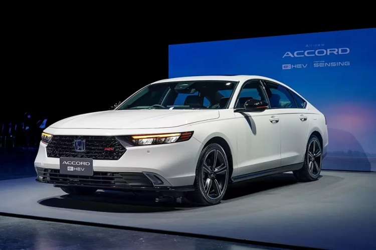 Con số tương ứng của Honda City e:HEV là 769.000 - 839.000 Baht (523 - 570 triệu đồng). Trong khi đó, Honda Civic e:HEV có giá từ 1,129 - 1,259 triệu Baht (768 - 856 triệu đồng). Đắt nhất là Honda Accord e:HEV với giá từ 1,529 - 1,799 triệu Baht (1,039 - 1,223 tỷ đồng).