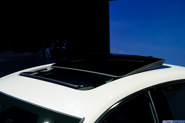 Ngoài hệ truyền động tiết kiệm xăng, 4 mẫu xe hybrid nhà Honda không có gì khác biệt về mặt thiết kế hay trang bị so với phiên bản máy xăng thông thường. Tại Thái Lan, Honda HR-V e:HEV hiện có giá dao động từ 979.000 - 1.179.000 Baht (khoảng 666 - 802 triệu đồng).