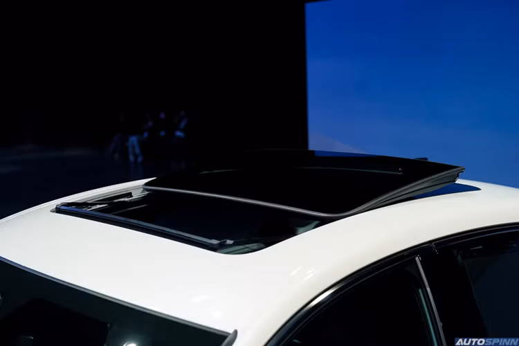 Ngoài hệ truyền động tiết kiệm xăng, 4 mẫu xe hybrid nhà Honda không có gì khác biệt về mặt thiết kế hay trang bị so với phiên bản máy xăng thông thường. Tại Thái Lan, Honda HR-V e:HEV hiện có giá dao động từ 979.000 - 1.179.000 Baht (khoảng 666 - 802 triệu đồng).