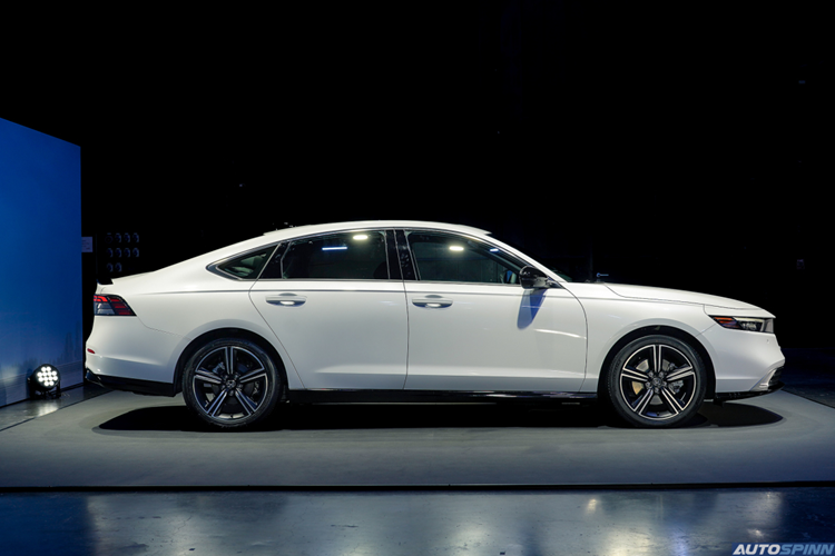 Cụm pin này cung cấp điện cho mô-tơ điện thứ 2 mạnh 181 mã lực và 335 Nm. Động cơ xăng có thể truyền động trực tiếp cho bánh xe thông qua khóa biến mô ở tốc độ cao hơn. Tổng cộng, Honda Accord e:HEV sở hữu công suất 204 mã lực.