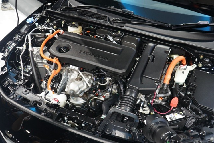 Động cơ xăng của Honda Civic e:HEV cho công suất tối đa 141 mã lực tại tua máy 6.000 vòng/phút và mô-men xoắn cực đại 182 Nm tại tua máy 4.500 vòng/phút. Động cơ kết hợp với mô-tơ điện tạo ra công suất tổng cộng 184 mã lực và mô-men xoắn cực đại 315 Nm. Xe có 3 chế độ lái quen thuộc là ECON, Normal và Sport.