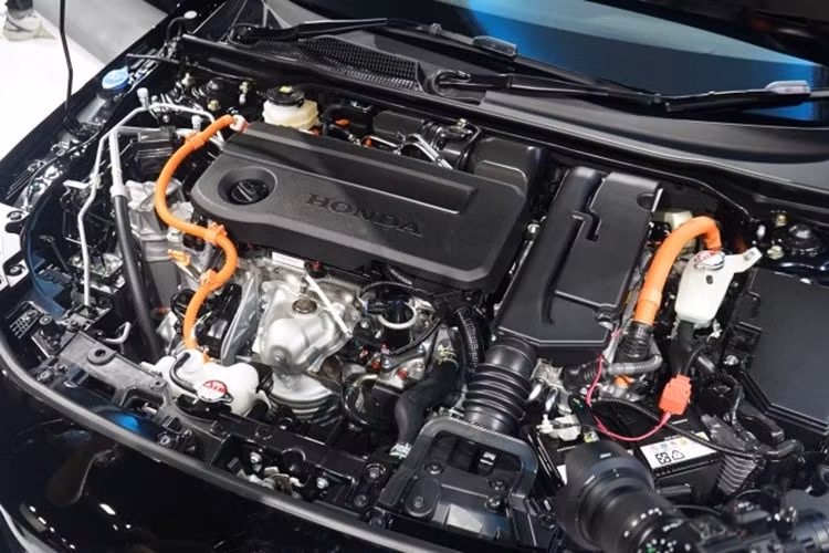 Động cơ xăng của Honda Civic e:HEV cho công suất tối đa 141 mã lực tại tua máy 6.000 vòng/phút và mô-men xoắn cực đại 182 Nm tại tua máy 4.500 vòng/phút. Động cơ kết hợp với mô-tơ điện tạo ra công suất tổng cộng 184 mã lực và mô-men xoắn cực đại 315 Nm. Xe có 3 chế độ lái quen thuộc là ECON, Normal và Sport.