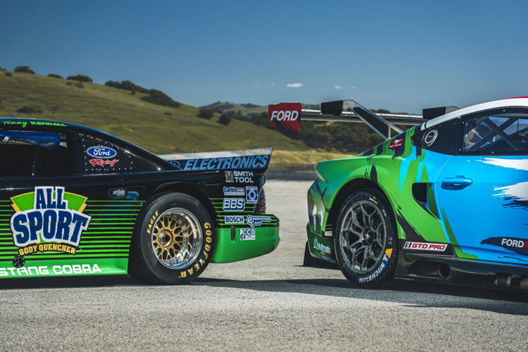 Phần màu sơn vàng trên chiếc Mustang GT3 chính là mẫu xe đua cổ điển Mustang Boss 302 1970, chiếc xe đã thống trị danh hiệu SCCA Trans-Am năm đó với các tay đua huyền thoại như George Follmer và Parnelli Jones cầm lái.