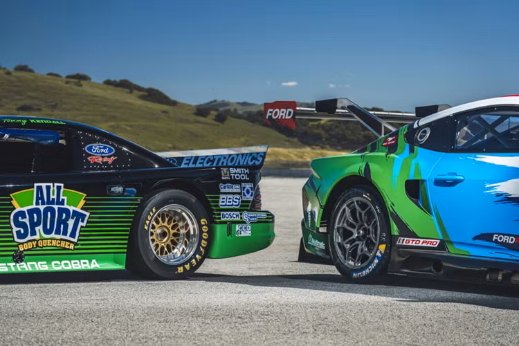 Phần màu sơn vàng trên chiếc Mustang GT3 chính là mẫu xe đua cổ điển Mustang Boss 302 1970, chiếc xe đã thống trị danh hiệu SCCA Trans-Am năm đó với các tay đua huyền thoại như George Follmer và Parnelli Jones cầm lái.