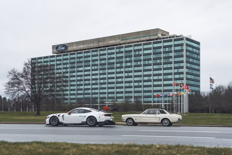 Chiếc xe đua Ford Mustang từng giành chiến thắng trong 11 cuộc đua liên tiếp trong mùa giải đó, mang về cho Tommy Kendall chức vô địch đầy vẻ vang.