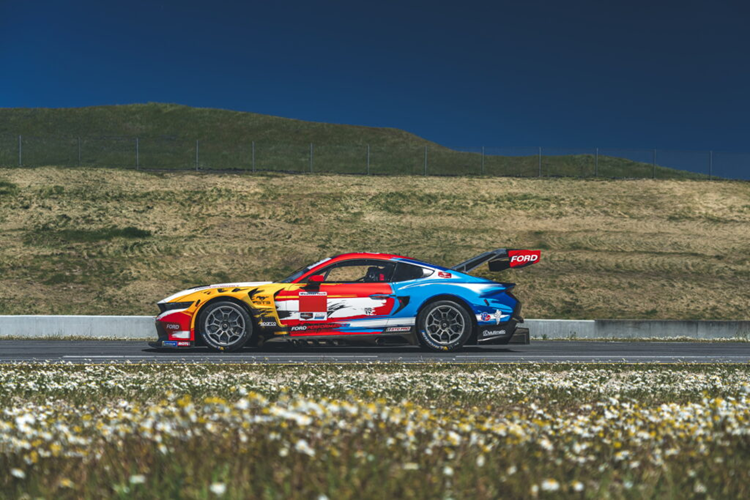 Mark Rushbrook, Giám đốc Global Ford Performance cho biết: “Màu sơn này là sự kết hợp giữa nghệ thuật và lịch sử, tôn vinh màu sắc và thiết kế của 8 chiếc xe đua Mustang quan trọng bằng cách tạo ra một màu sơn mới, kết hợp tất cả những màu sắc của 8 chiếc xe đua Mustang kể từ năm 1964.