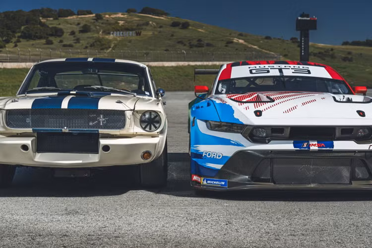 Chiếc xe đã giành được thành tích cao tại một trong những sự kiện đua xe thể thao lớn nhất thế giới và chấm dứt chuỗi 5 năm chiến thắng của Jaguar. Nguồn cảm hứng thứ hai là chính là chiếc SCCA B Production Mustang GT350 năm 1965.