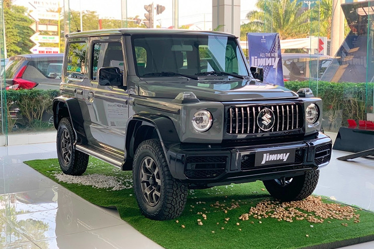 Hướng tới tệp khách hàng ưa thể thao, thích trải nghiệm lái xe địa hình và dã ngoại, Suzuki Jimny là mẫu SUV cỡ nhỏ hiếm hoi trong phân khúc và tầm giá có hệ dẫn động 4 bánh và chế độ cài cầu chủ động.