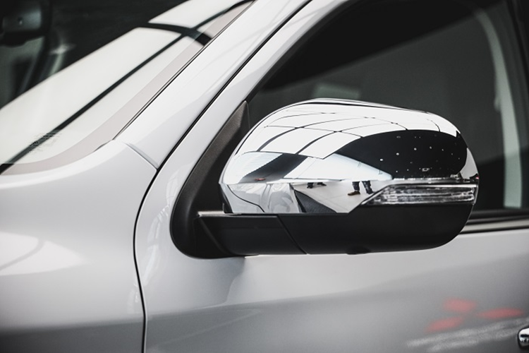 Thứ hai là động cơ diesel MIVEC 4 xi-lanh, tăng áp kép, dung tích 2.4L với công suất tối đa 204 mã lực và mô-men xoắn cực đại 470 Nm. Động cơ đi kèm với hộp số sàn 6 cấp hoặc tự động 6 cấp.