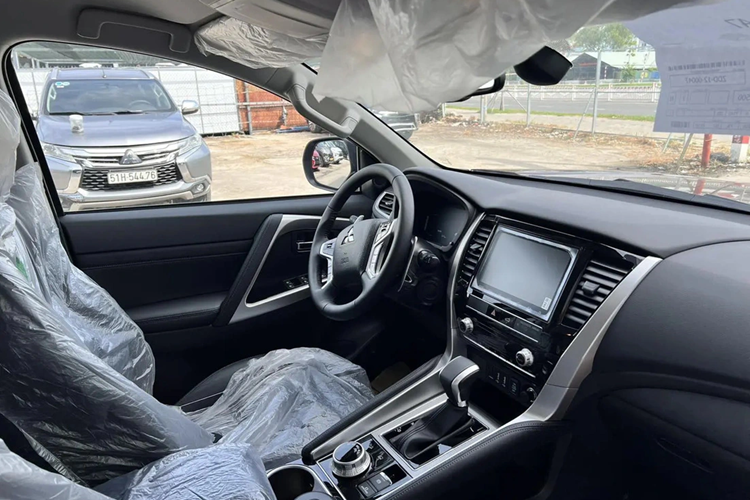 Ở thế hệ mới, Mitsubishi Triton có 2 tùy chọn động cơ. Đầu tiên là động cơ diesel MIVEC 4 xi-lanh, tăng áp đơn, dung tích 2.4L với công suất tối đa 183 mã lực và mô-men xoắn cực đại 430 Nm.