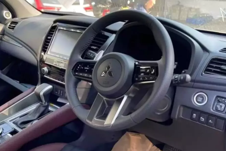 Vô lăng này giúp nội thất của Mitsubishi Pajero Sport trông bớt lạc hậu hơn. Tuy nhiên, những chi tiết nội thất khác của xe lại gần như được bê nguyên từ phiên bản cũ sang. Màn hình thông tin giải trí của xe vẫn được đặt chìm giữa 2 cửa gió điều hòa trung tâm.