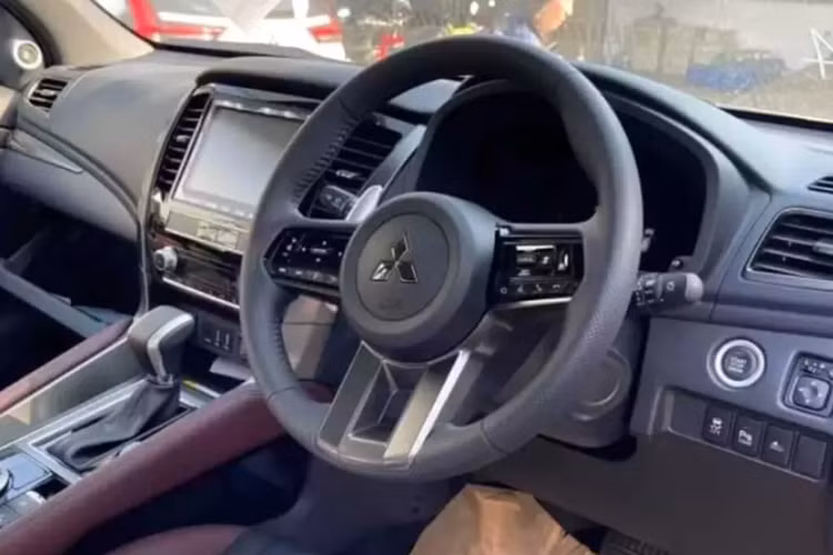 Vô lăng này giúp nội thất của Mitsubishi Pajero Sport trông bớt lạc hậu hơn. Tuy nhiên, những chi tiết nội thất khác của xe lại gần như được bê nguyên từ phiên bản cũ sang. Màn hình thông tin giải trí của xe vẫn được đặt chìm giữa 2 cửa gió điều hòa trung tâm.