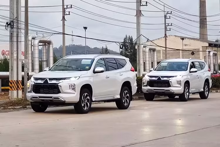 Mitsubishi Pajero Sport thế hệ hiện tại đã có mặt trên thị trường từ năm 2019. Do đó, đã đến lúc hãng Mitsubishi chuẩn bị tung ra phiên bản nâng cấp giữa vòng đời của mẫu SUV hạng trung này. Hình ảnh rò rỉ của Mitsubishi Pajero Sport 2024 mới tại Thái Lan đã cho thấy điều đó.